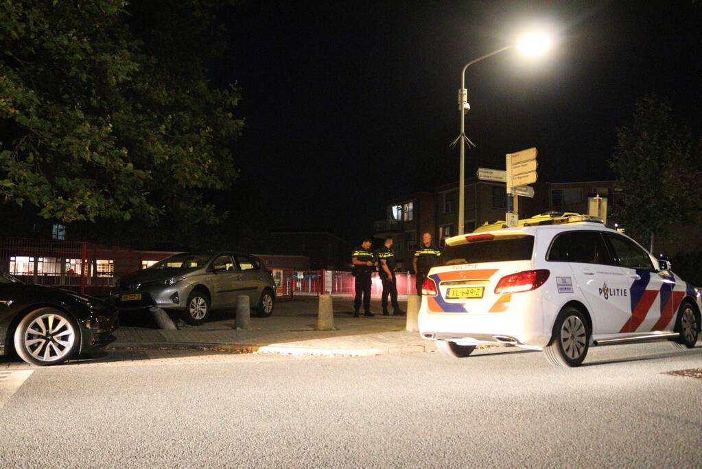 Auto komt op betonnen paal tot stilstand