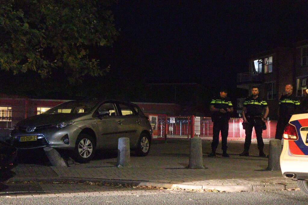 Auto komt op betonnen paal tot stilstand