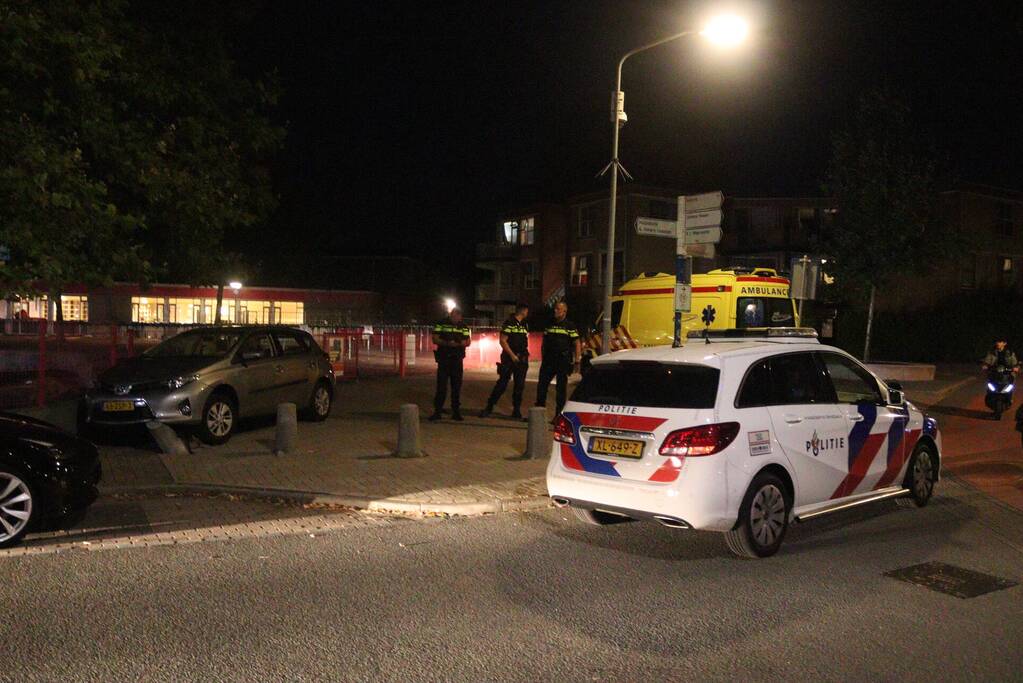 Auto komt op betonnen paal tot stilstand