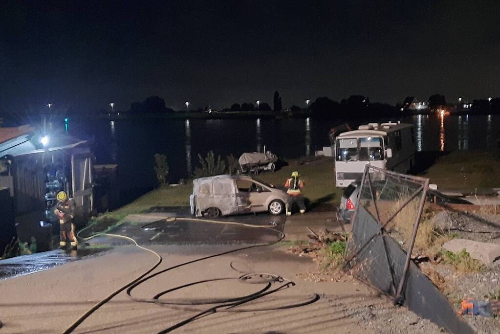 Bestelbus volledig verwoest door brand