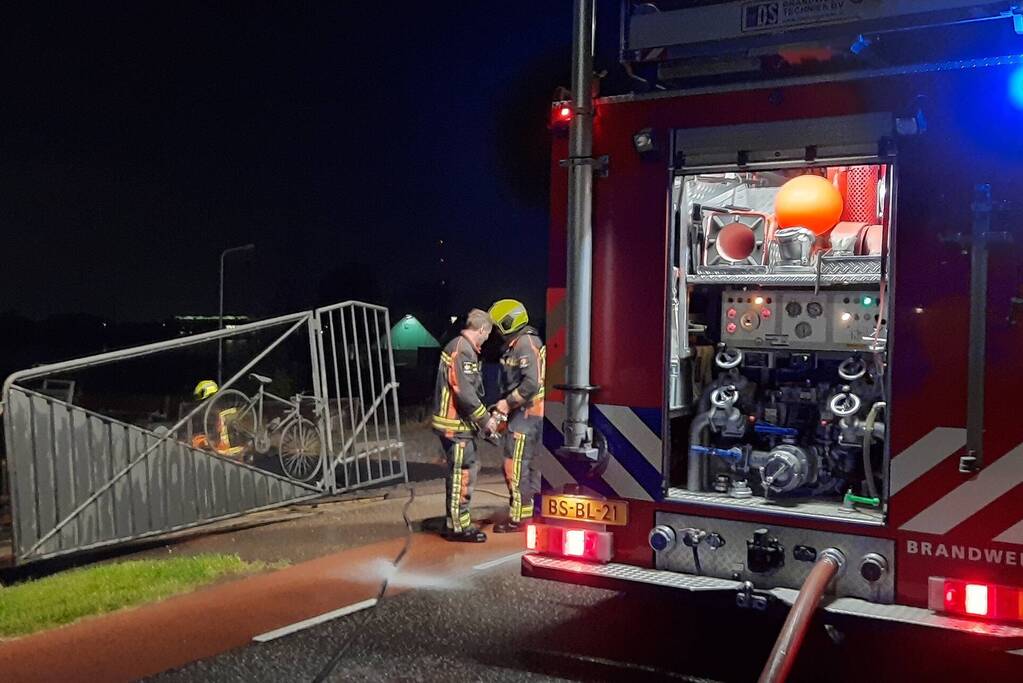 Bestelbus volledig verwoest door brand
