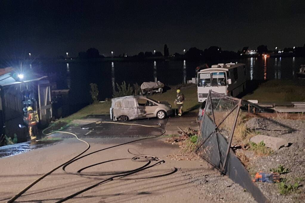 Bestelbus volledig verwoest door brand