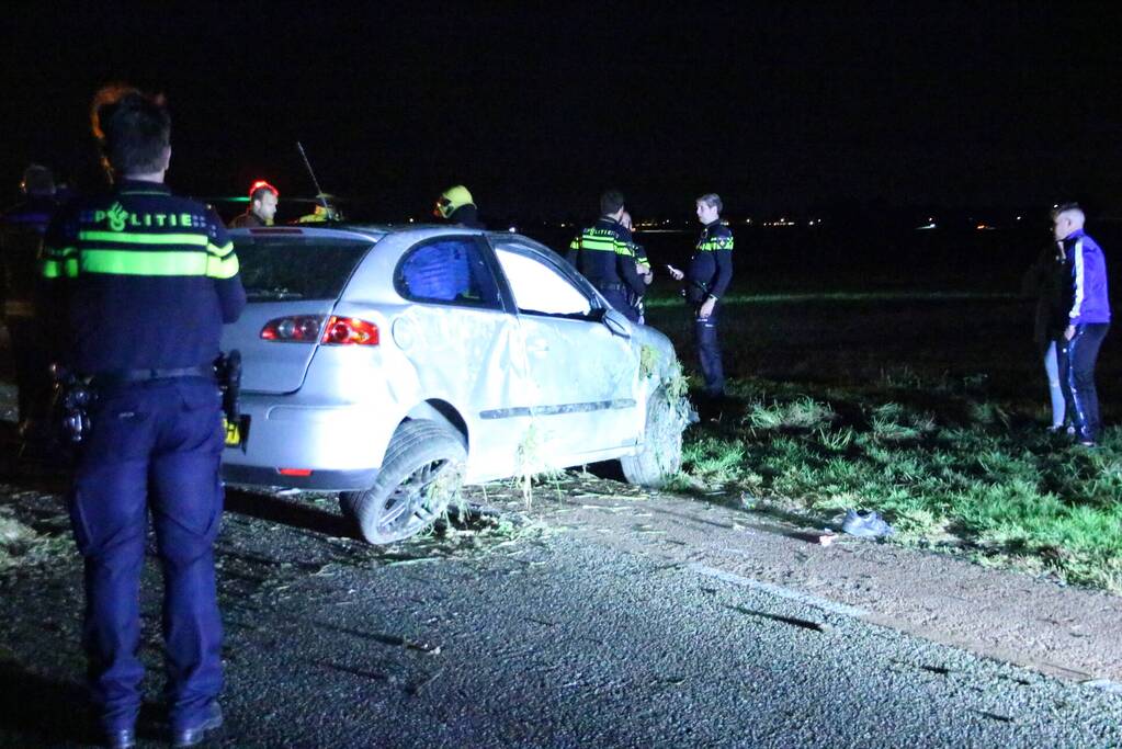 Auto slaat meerdere keren over de kop