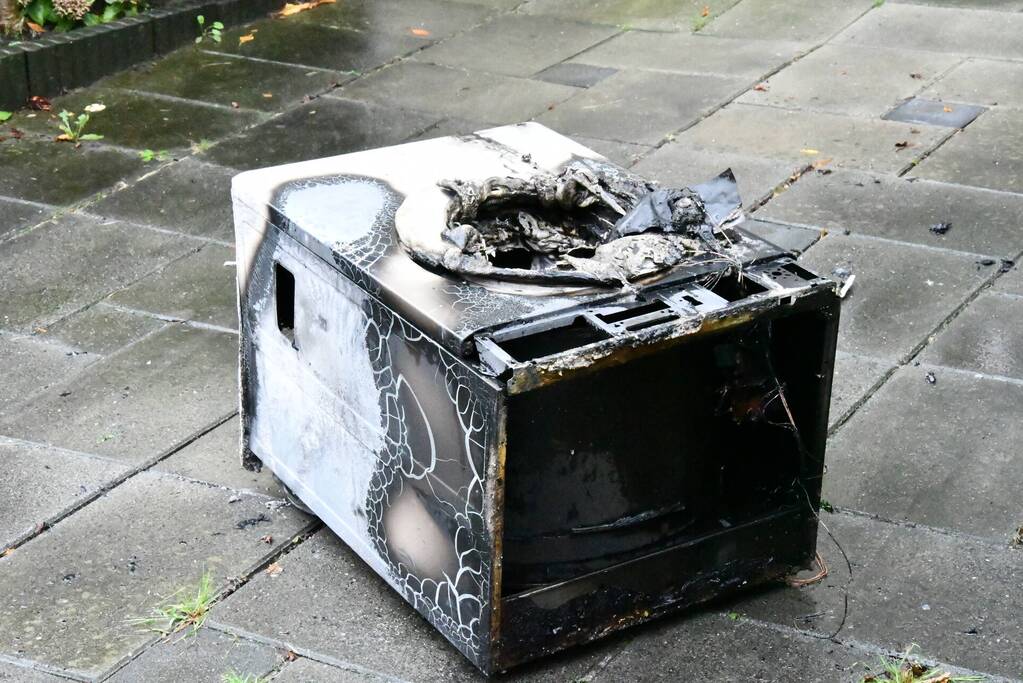 Wasdroger belandt op straat na brand