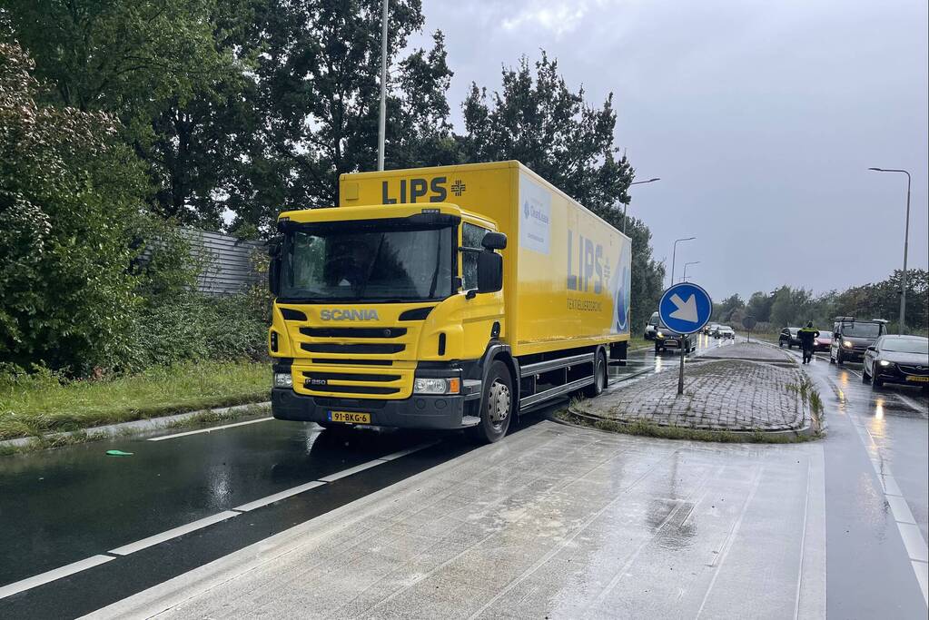 Fietser overleden bij botsing met vrachtwagen