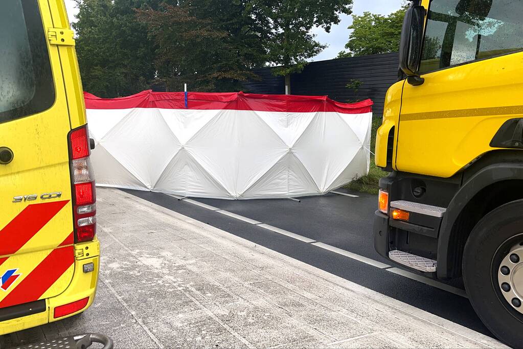 Fietser overleden bij botsing met vrachtwagen