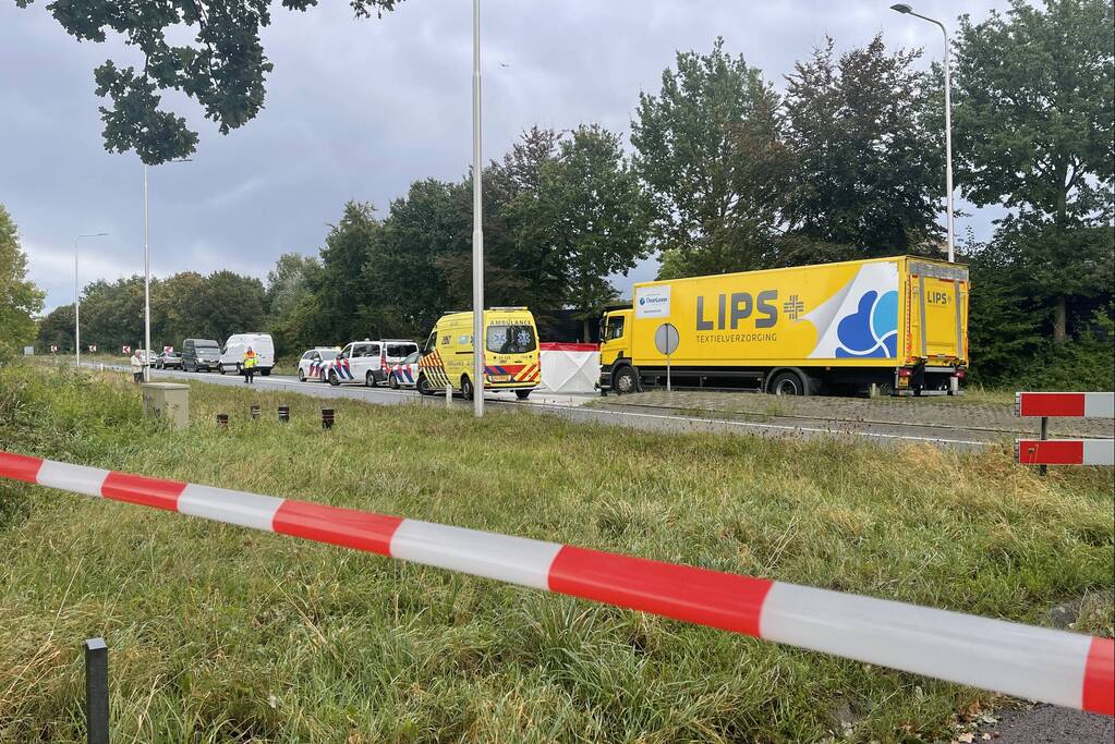 Fietser overleden bij botsing met vrachtwagen
