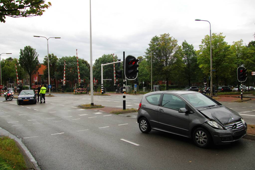 Veel schade bij botsing tussen twee auto's