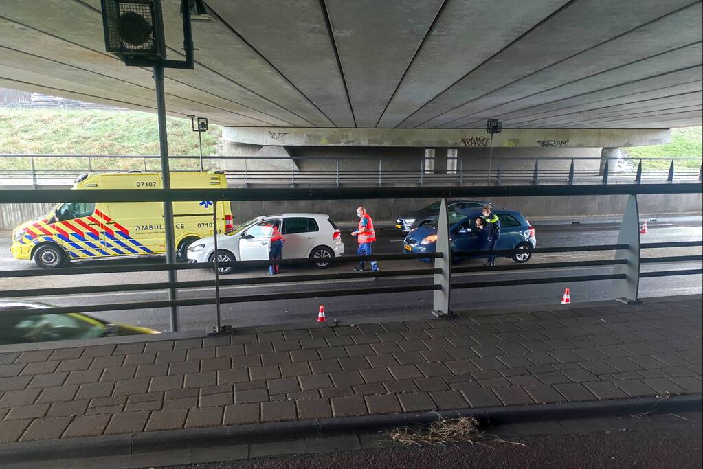 Flinke verkeershinder na aanrijding onder Stadspoort