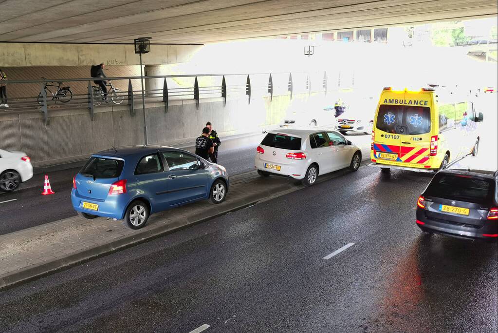Flinke verkeershinder na aanrijding onder Stadspoort