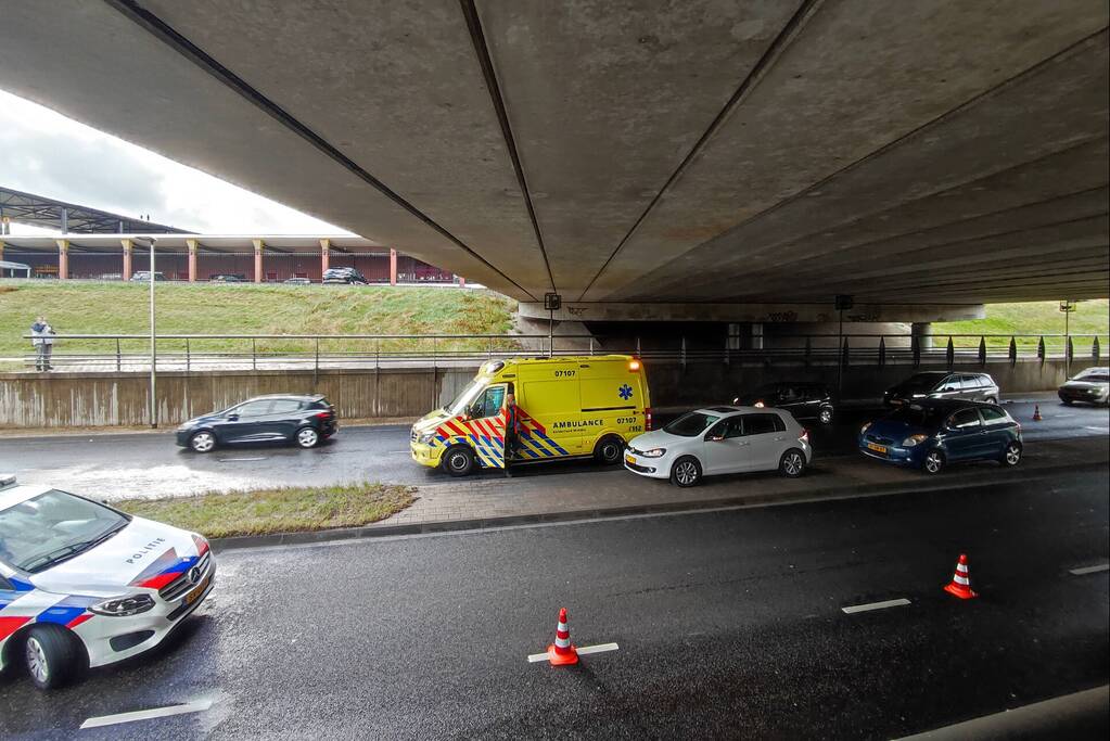 Flinke verkeershinder na aanrijding onder Stadspoort