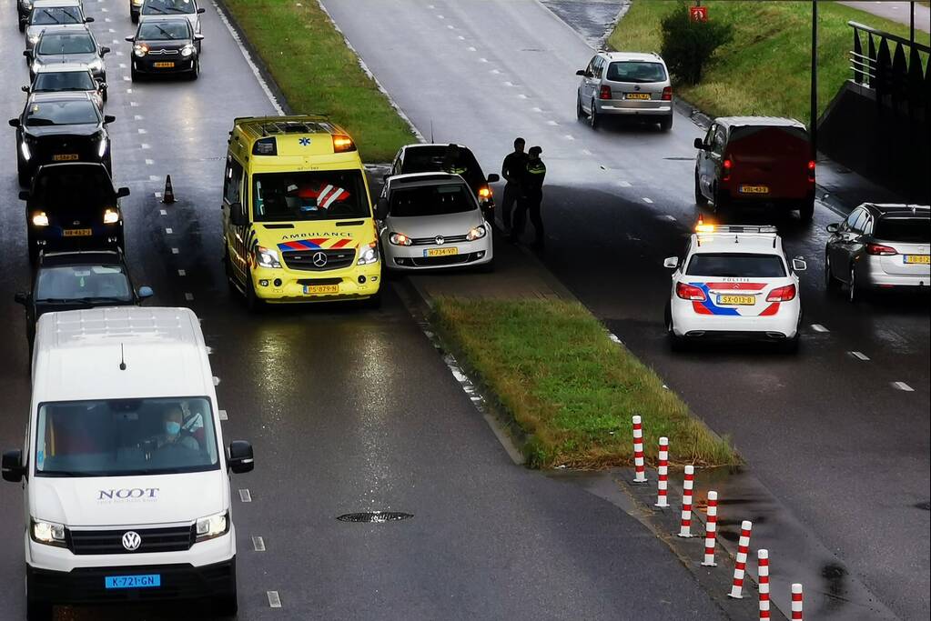 Flinke verkeershinder na aanrijding onder Stadspoort