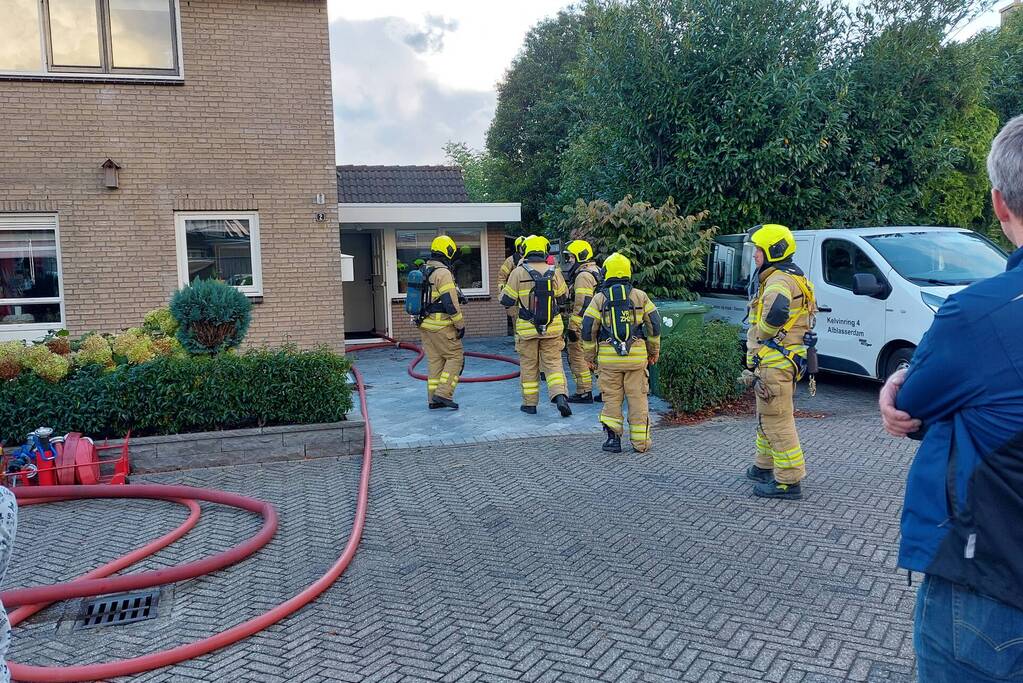 Brandweer blust brand in woning