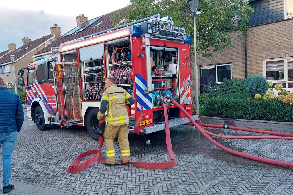 Brandweer blust brand in woning