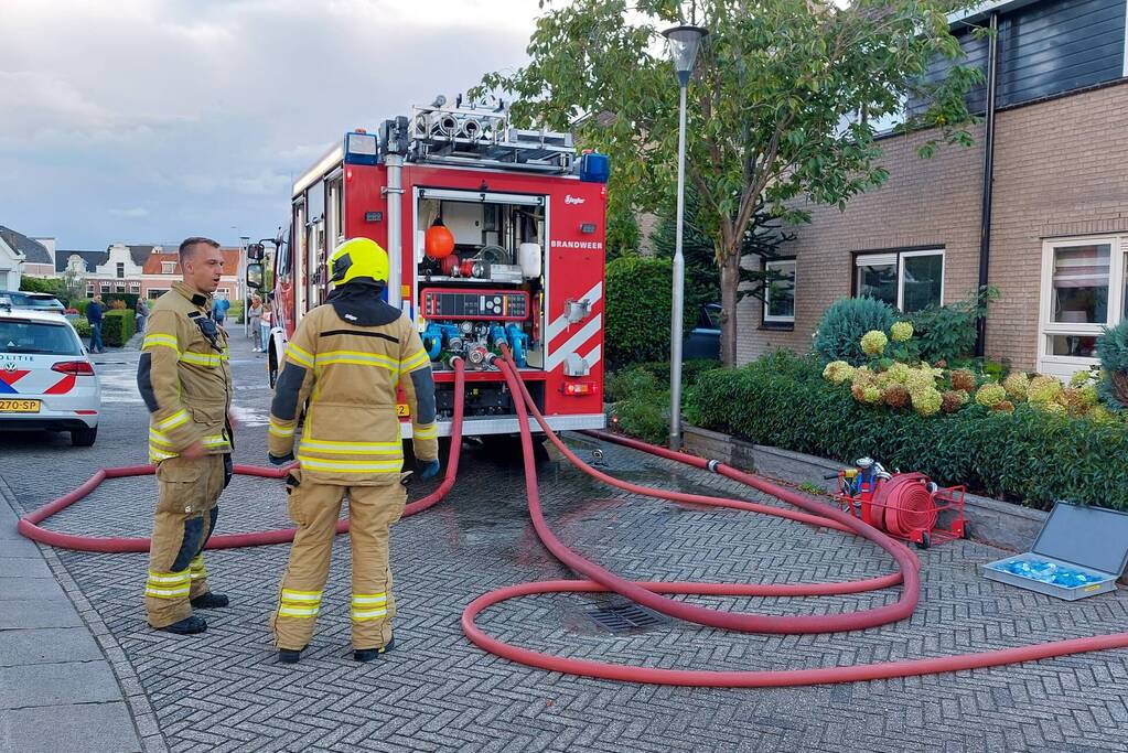 Brandweer blust brand in woning