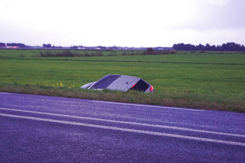 Auto raakt van de weg belandt in sloot