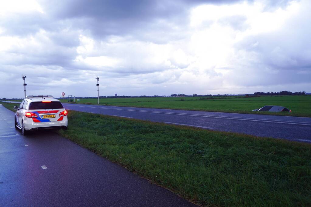 Auto raakt van de weg belandt in sloot