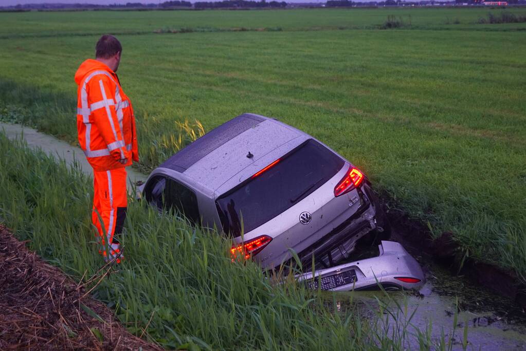 Auto raakt van de weg belandt in sloot