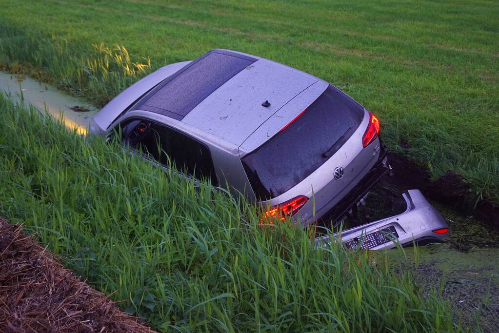 Auto raakt van de weg belandt in sloot