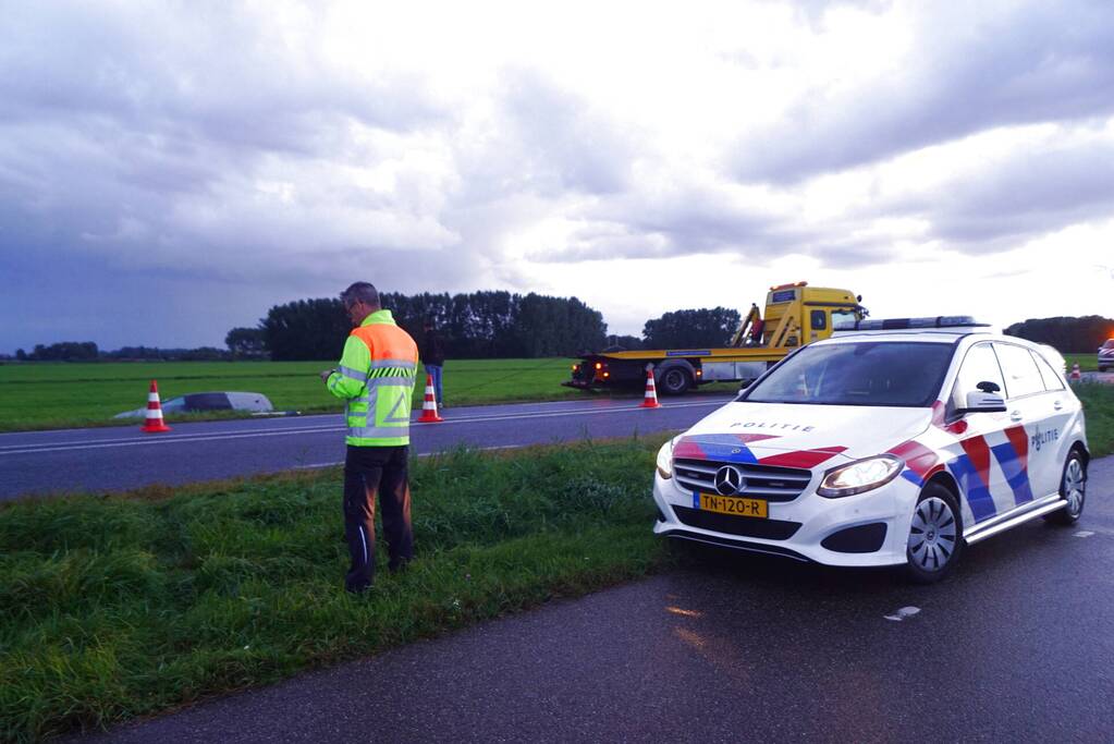 Auto raakt van de weg belandt in sloot