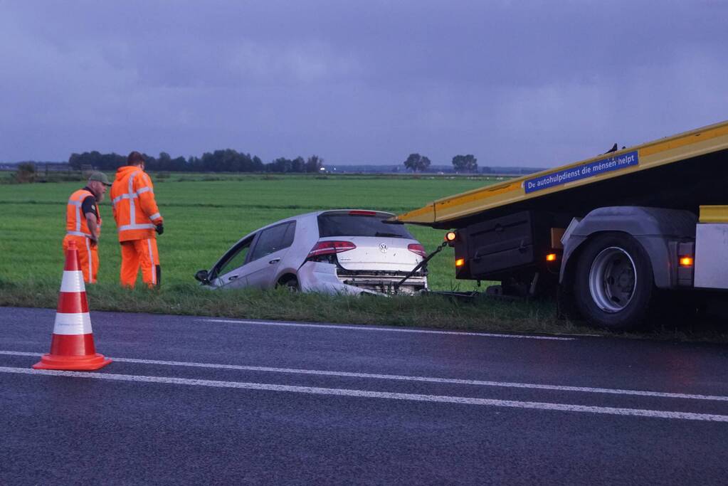 Auto raakt van de weg belandt in sloot