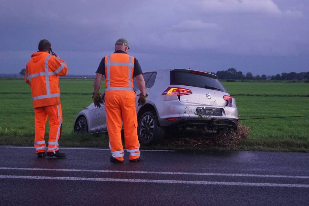 Auto raakt van de weg belandt in sloot