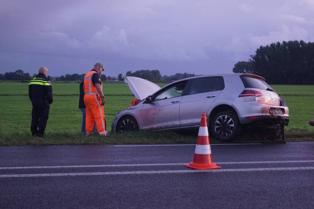Auto raakt van de weg belandt in sloot