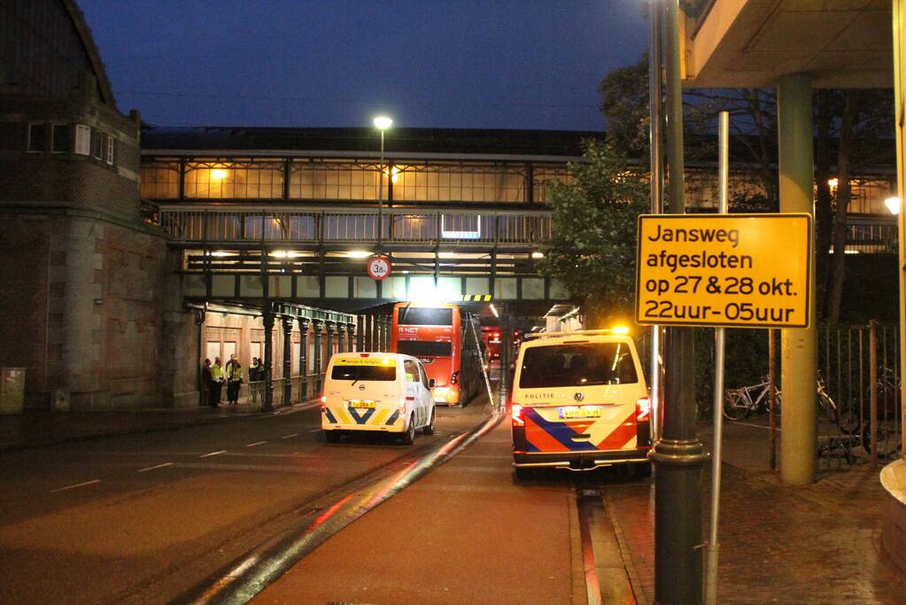 Stadsbus van R-NET rijdt zich klem onder spoorviaduct