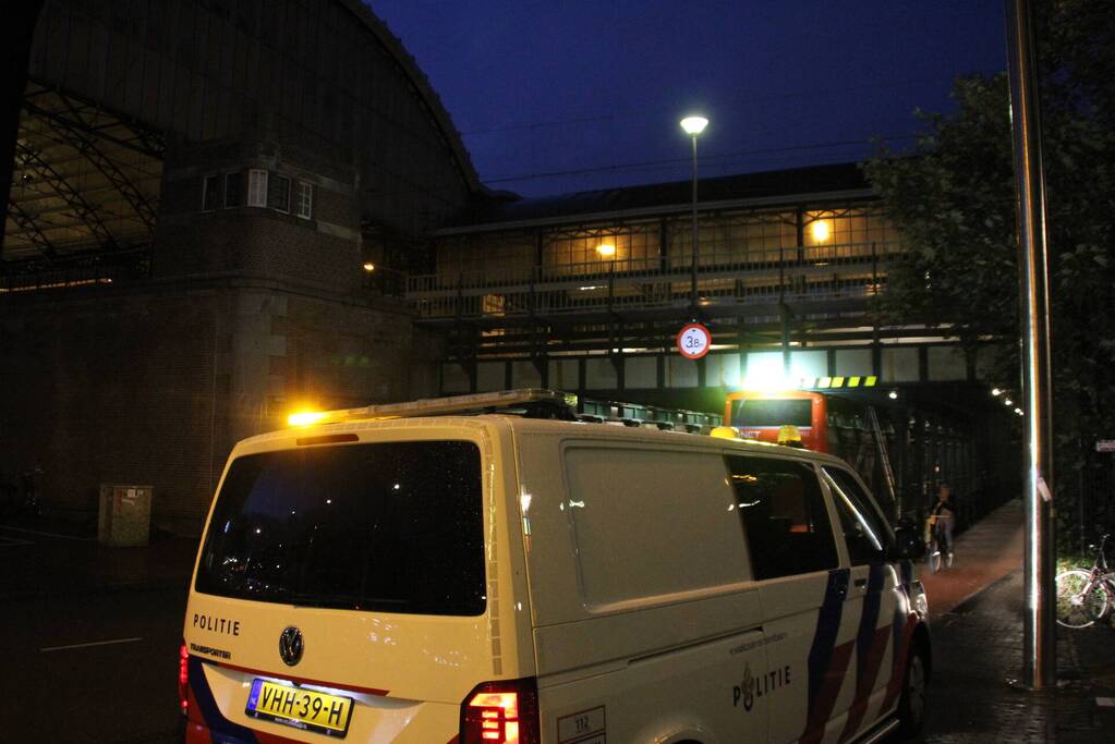 Stadsbus van R-NET rijdt zich klem onder spoorviaduct