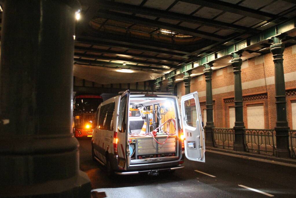 Stadsbus van R-NET rijdt zich klem onder spoorviaduct
