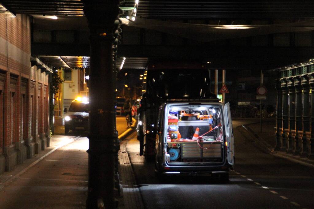 Stadsbus van R-NET rijdt zich klem onder spoorviaduct