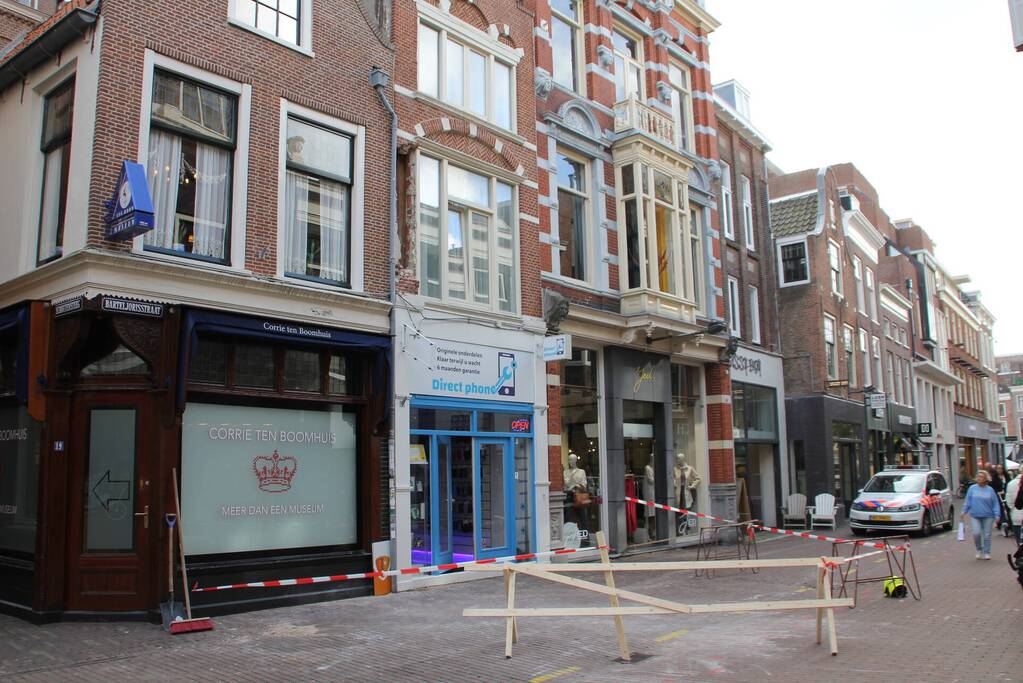 Vrachtwagen met kraan rijdt stuk gevel eruit