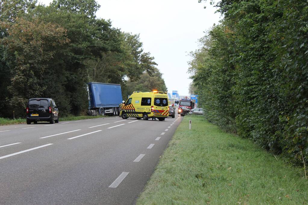 Auto total-loss na botsing met vrachtwagen