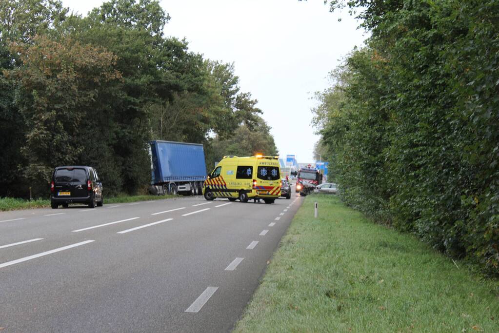 Auto total-loss na botsing met vrachtwagen