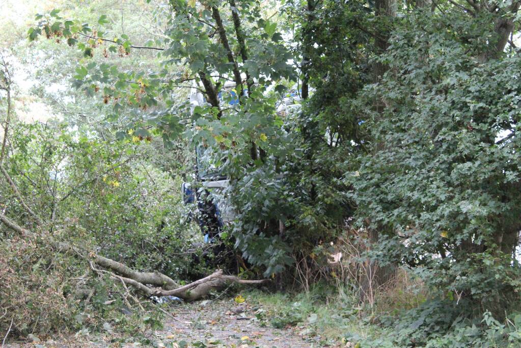 Auto total-loss na botsing met vrachtwagen