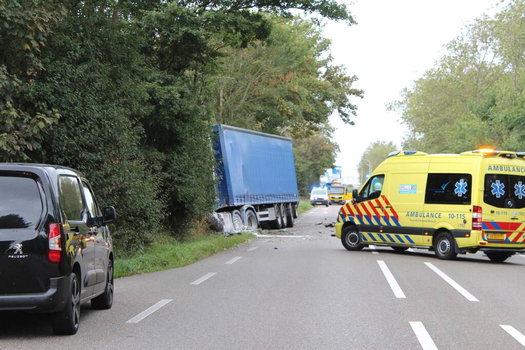 Auto total-loss na botsing met vrachtwagen