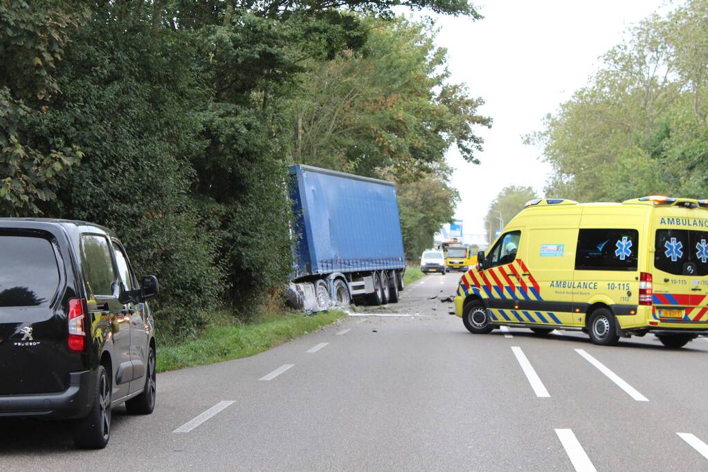 Auto total-loss na botsing met vrachtwagen