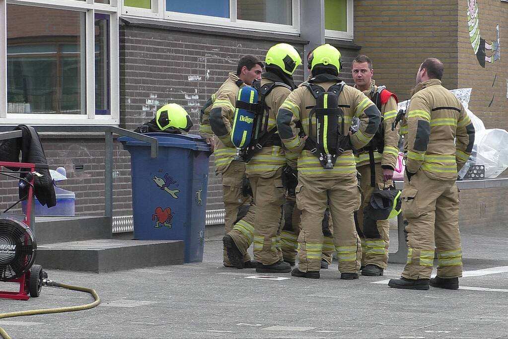 Brandweer doet onderzoek naar brand in schoolgebouw