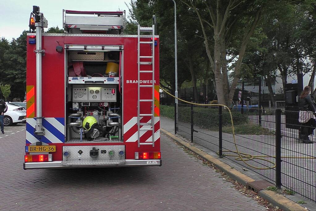 Brandweer doet onderzoek naar brand in schoolgebouw