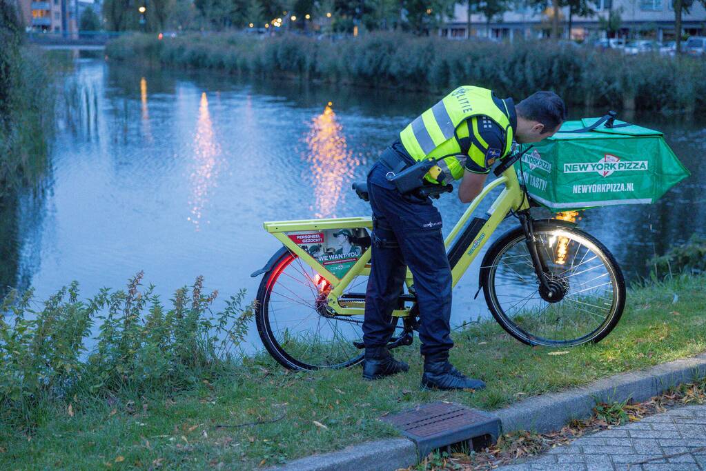 Dieven dumpen gestolen New York Pizza e-bike in sloot