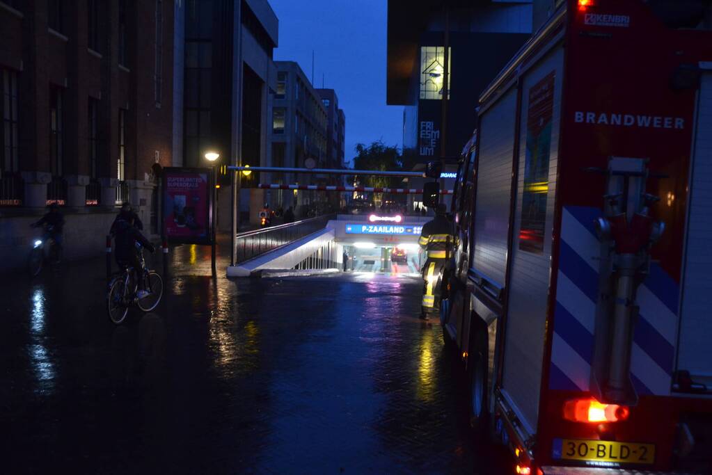 Personeel blust autobrand in parkeergarage