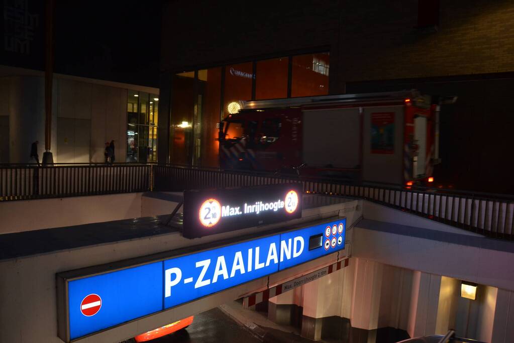 Personeel blust autobrand in parkeergarage