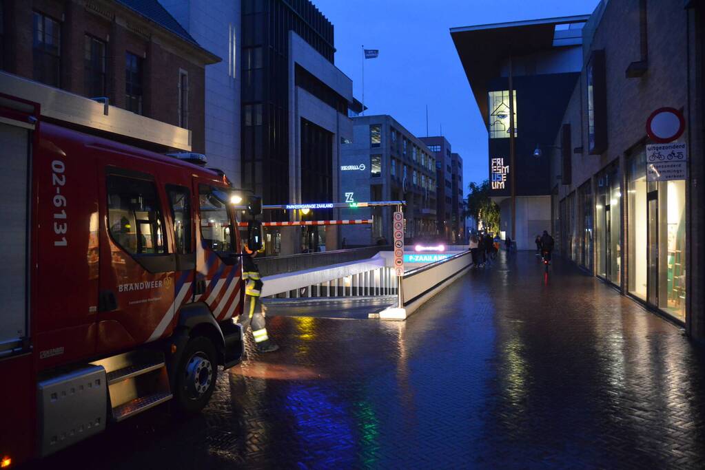 Personeel blust autobrand in parkeergarage