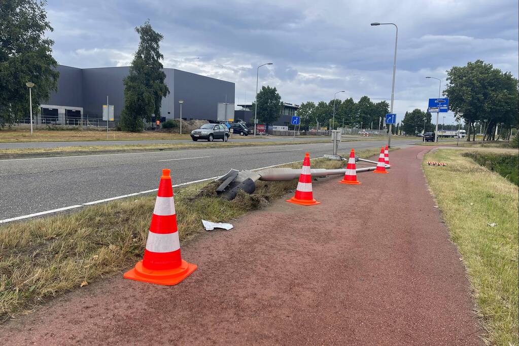 Lantaarnpaal sneuvelt bij ongeval