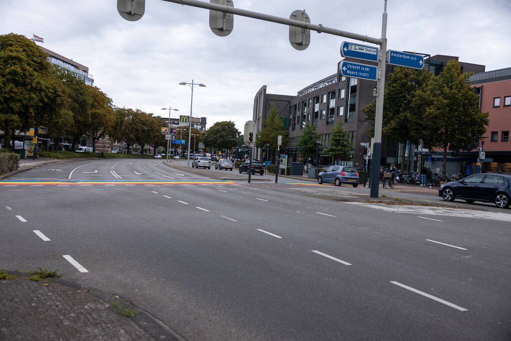 Regenboog-oversteekplaats besmeurd met verf