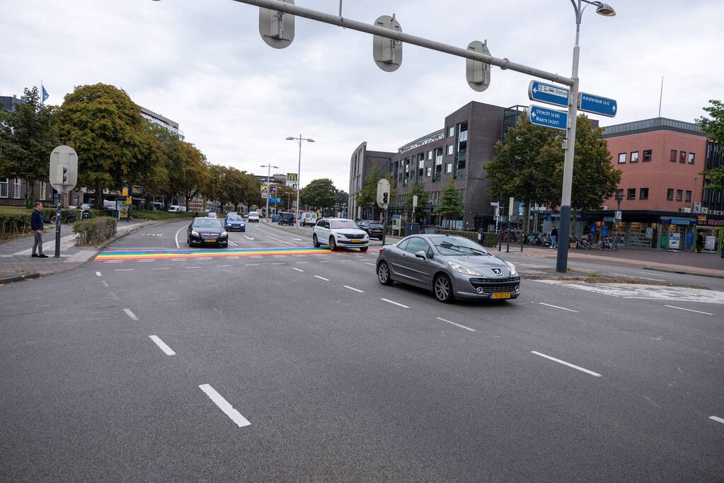 Regenboog-oversteekplaats besmeurd met verf