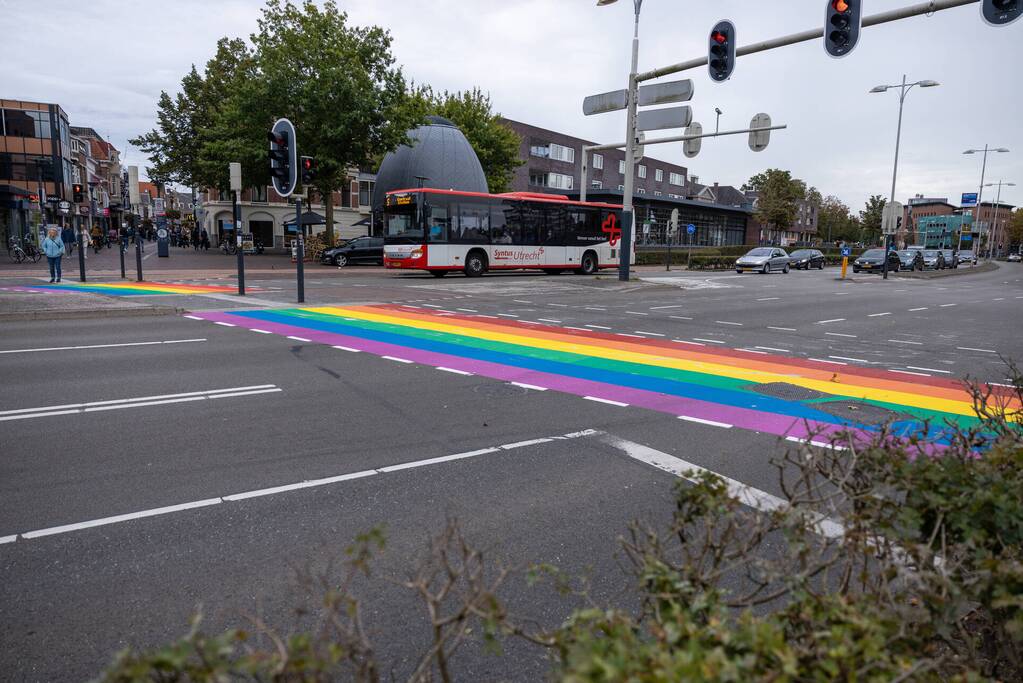Regenboog-oversteekplaats besmeurd met verf