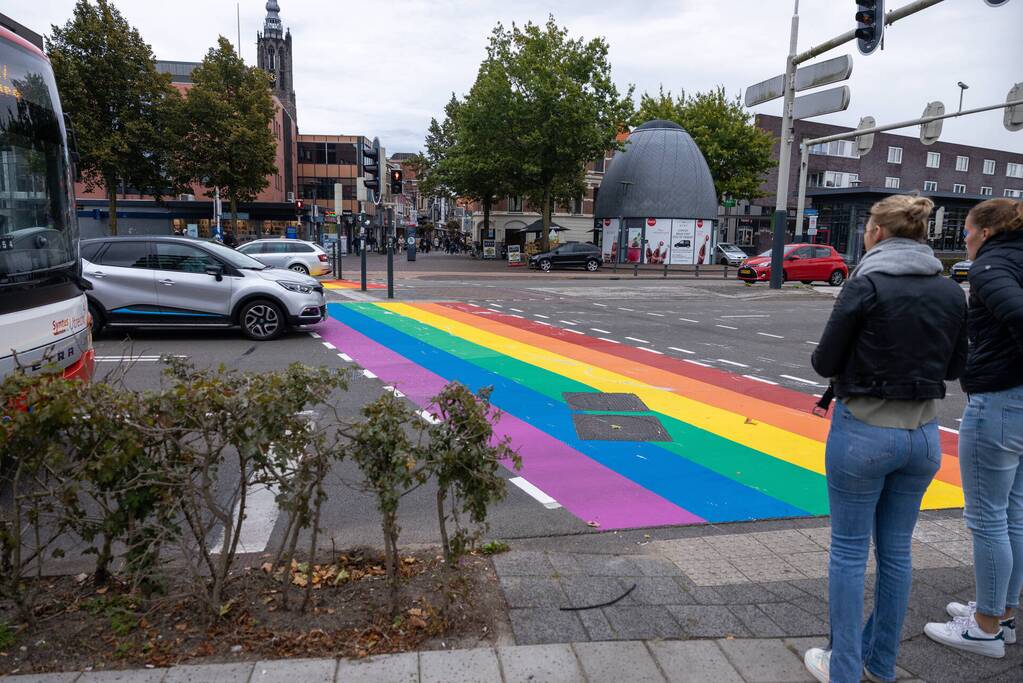 Regenboog-oversteekplaats besmeurd met verf