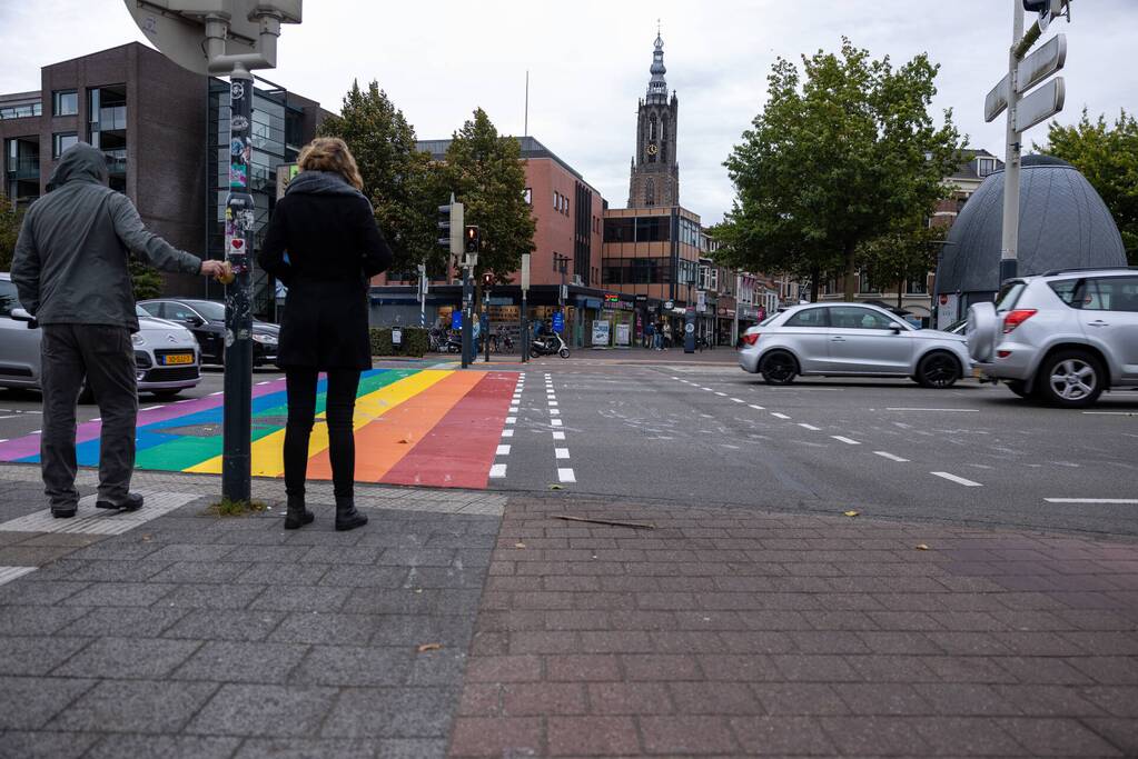 Regenboog-oversteekplaats besmeurd met verf