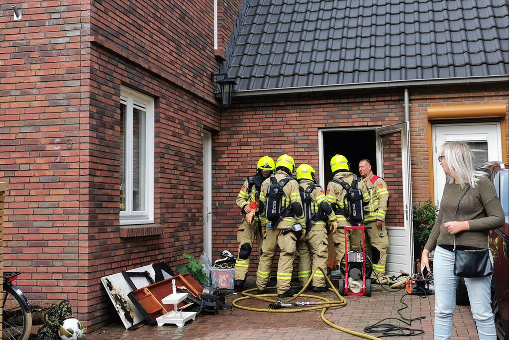 Brand in schuur naast woning